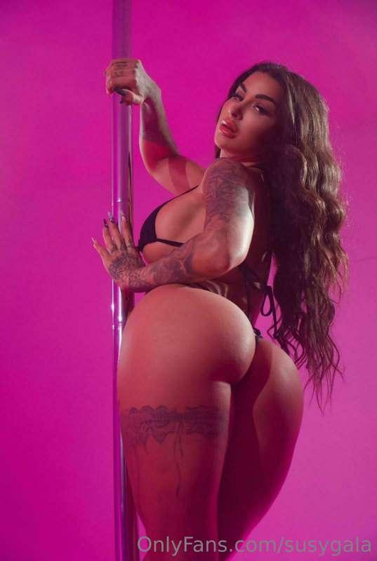 Hey bb, who's up for watching my striptease? 🔥😈 