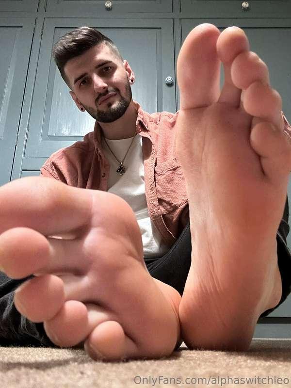 Lick my perfect sweaty soles boy 😈😈