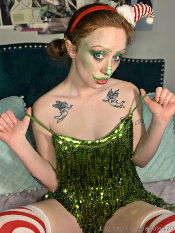 Grinch loves to tease you with my tits 🎄