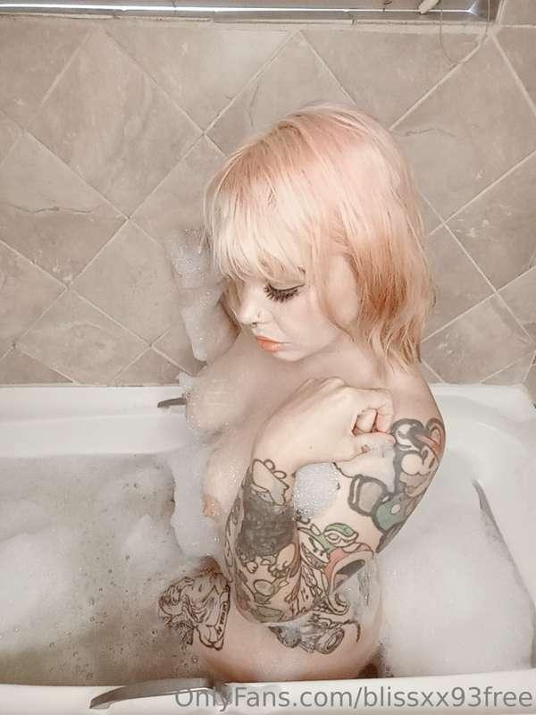 Bubbles! 💙
Full set on my paid account 🥰💕
Delicious videos t..