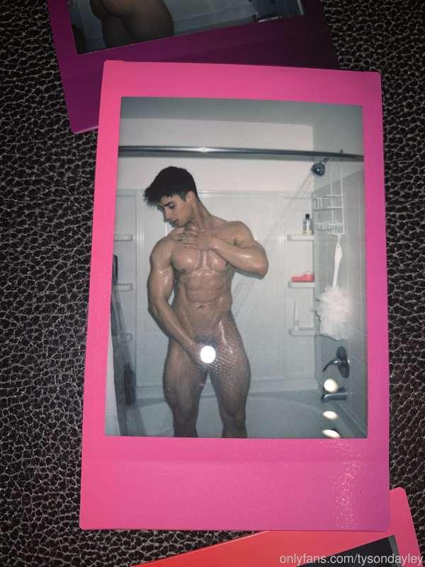 Snapping some last polaroids in this apartment before I move..