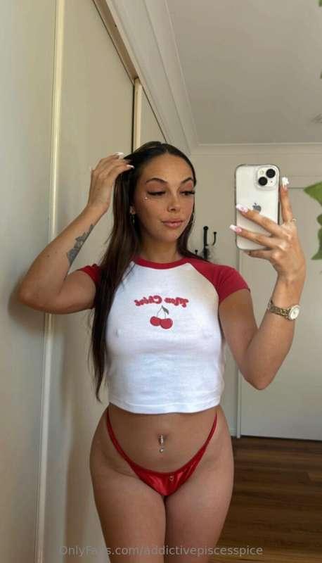 Whats peaking through my top 😈