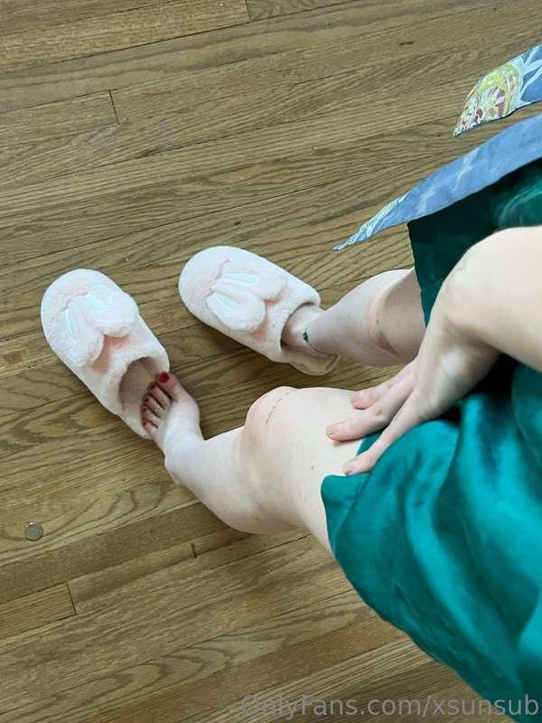 freshly manicured toes for my foot fetish daddiesssss!! anyo..