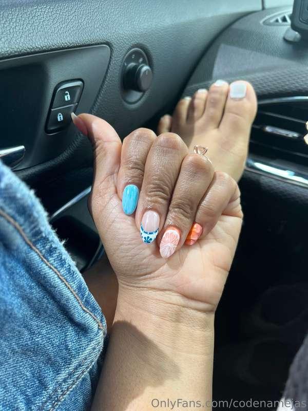 I feel terrible. I forgot to show you guys my nails/feet tha..