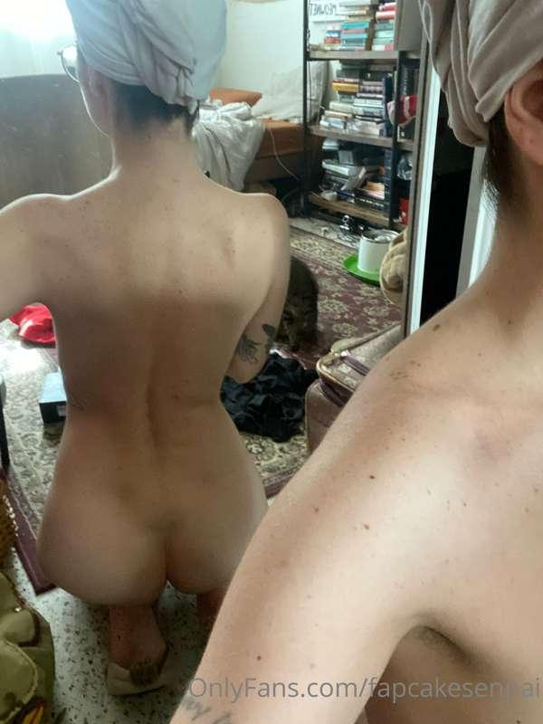 Fresh outta the shower and ready to get fucked 😳