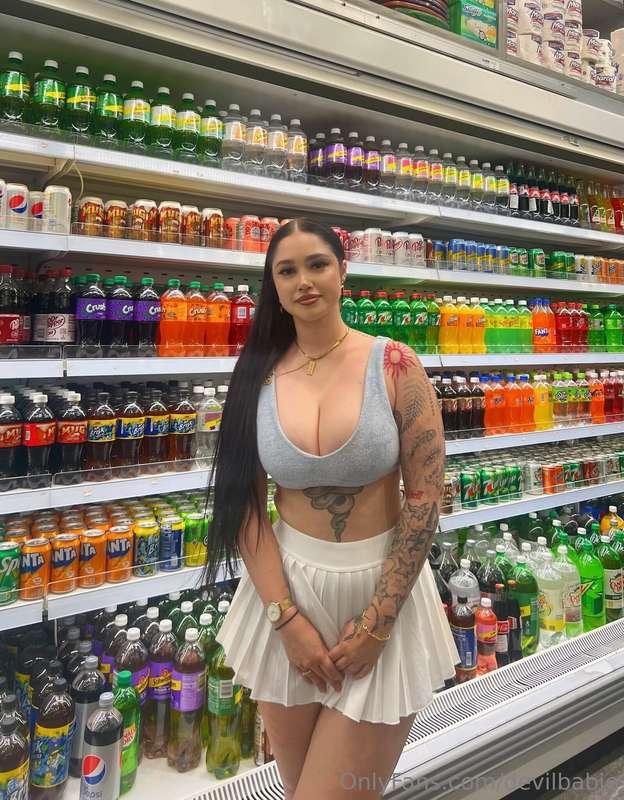 sexiest girl @ the bodega 