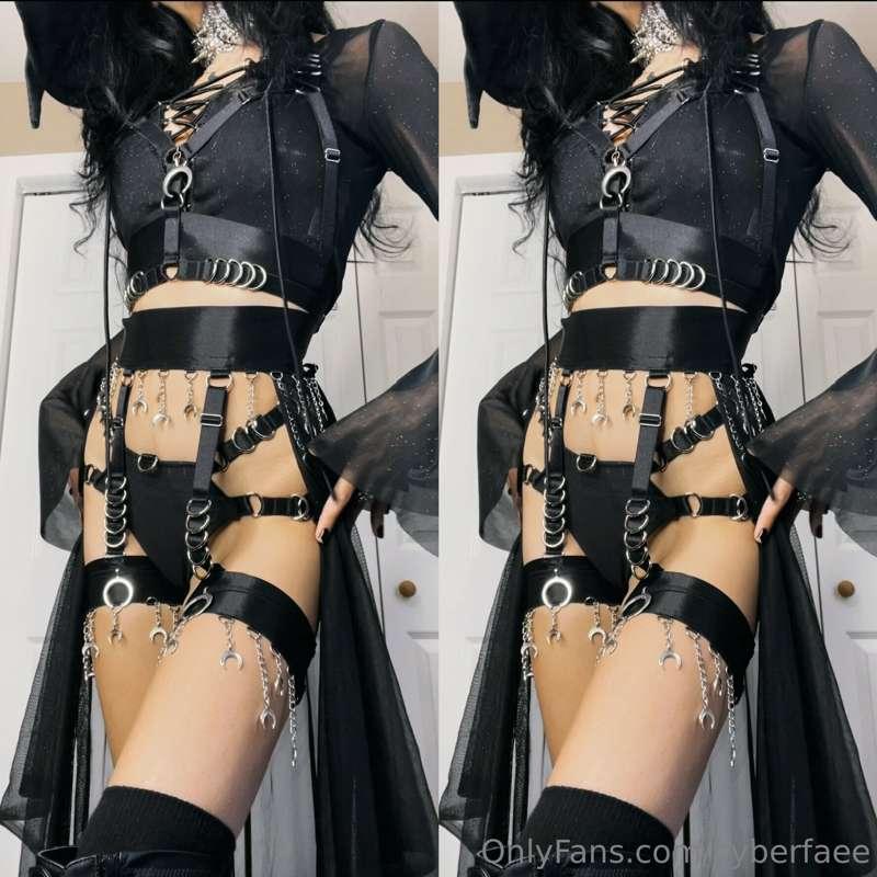 Happy October 🎃👻
Any costumes you guys wanna see this year <..