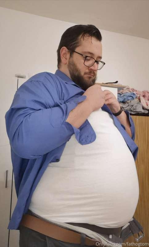Preparation of a pig who will try to destroy an all-you-can-..