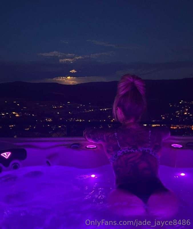 I'm lonely, who wants to join me? DM now! 💋💋