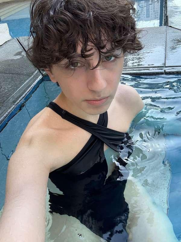 Poolside tease 🖤💦