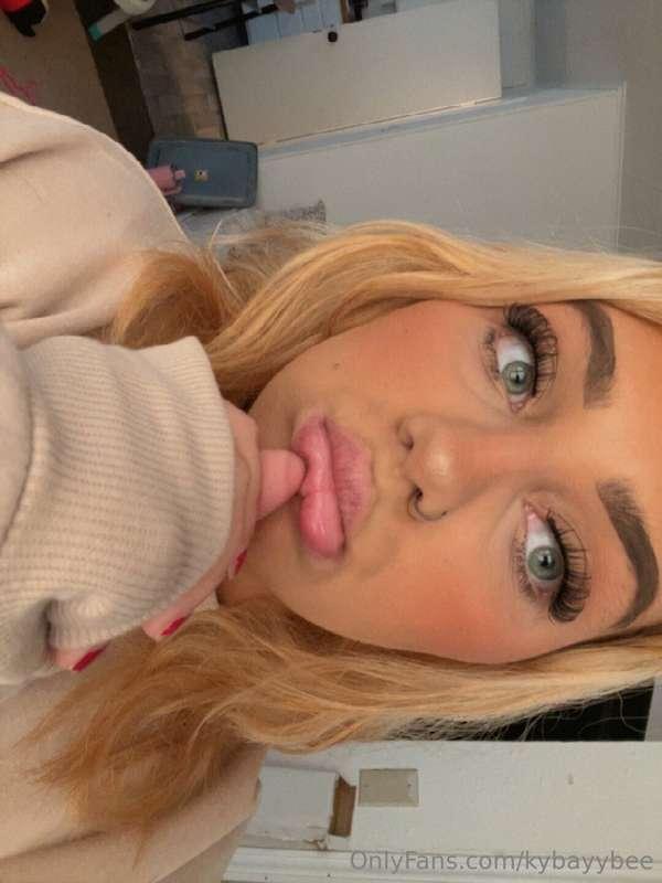I sure do have some juicy ass lips 💋 
ALSOOO , here’s my wis..