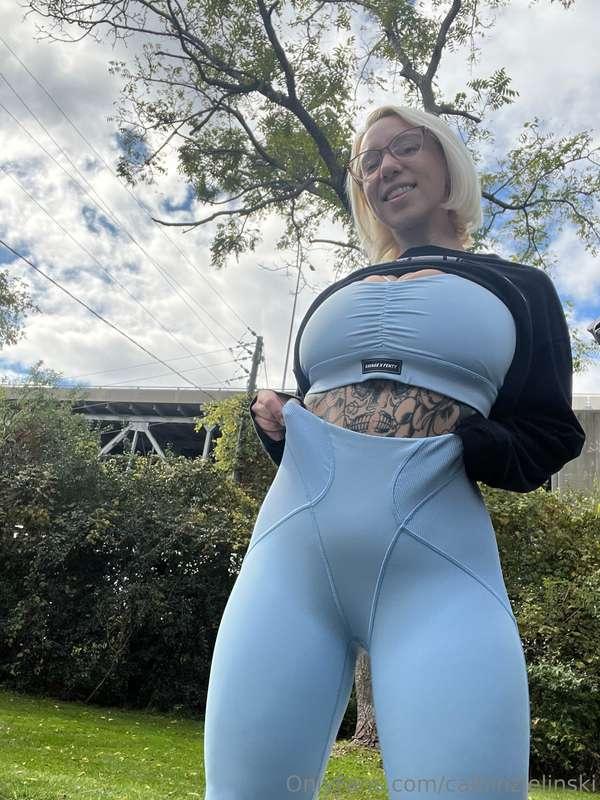 Swipe to see me undress right under the bridge 😝💦💗