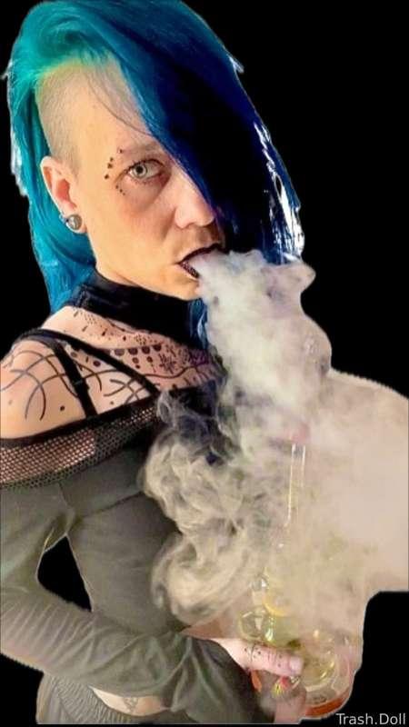 Ssssssssmokin!!! 


#fyp #420 #stoner #blueeyes #bluehair