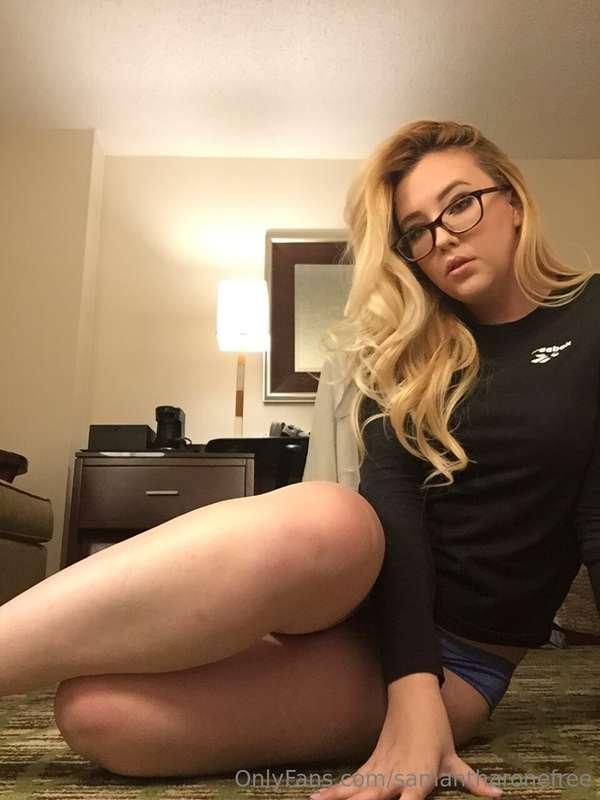 Wanna join me for some sexting on my paid page? 😈