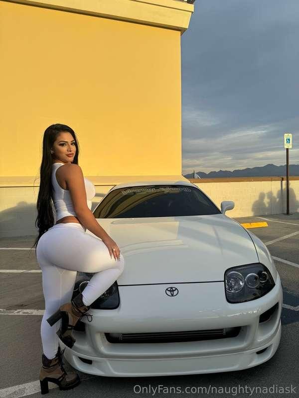 Today is another day of cars and a hot chick! 😏