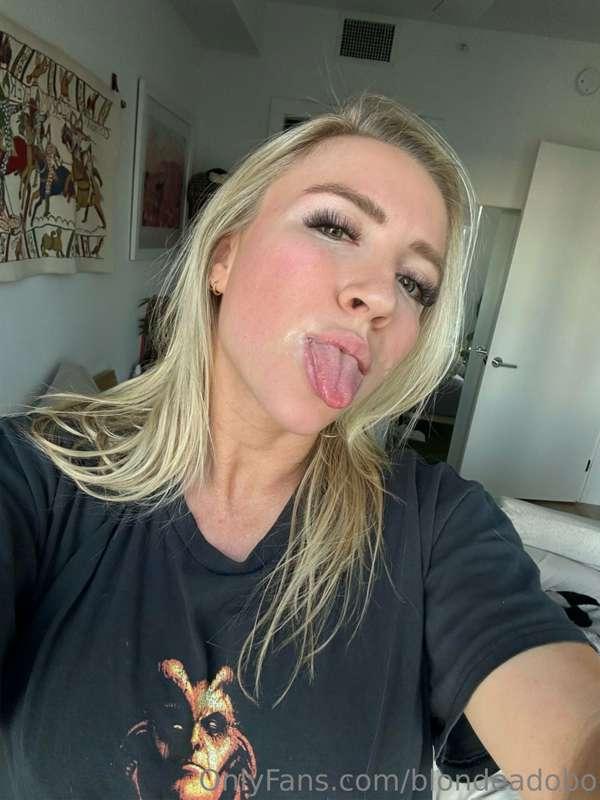 The best part of waking up is cum all over your face 😳