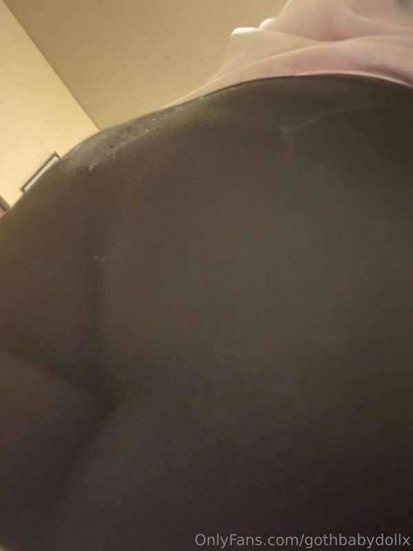 I hate when my booty is cold, I need a face to sit on 🙄🙄🙄