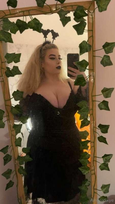 🖤 Need a Gothic Mommy? 🖤