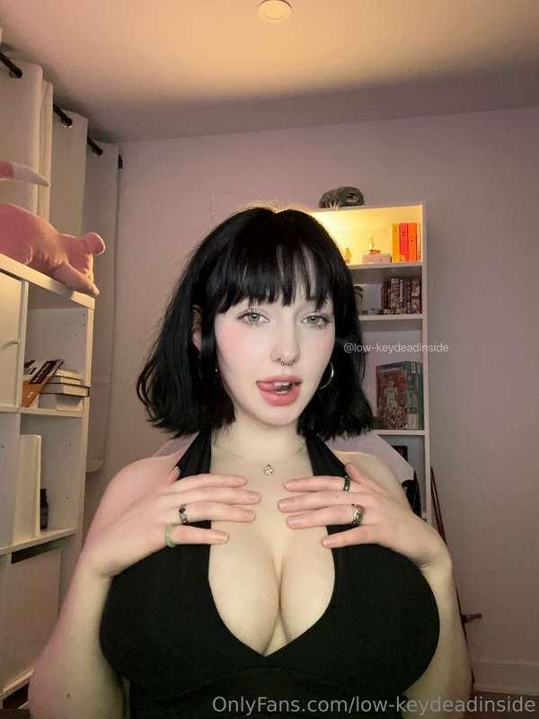 Swipe to see my tits 😋