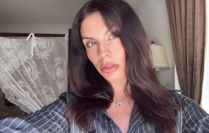 giving sexy student vibes (just need my glasses hehe 🤭) 