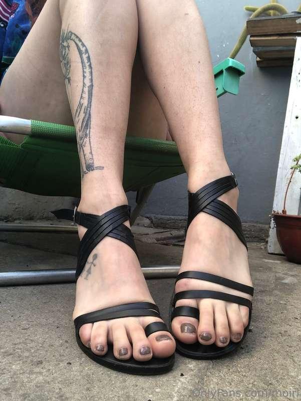 ##Would you give me a foot massage ? 👣👀Unlock the video to w..