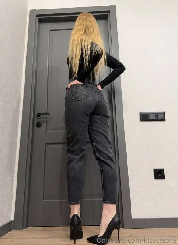 POV you dropped smth behind me just to have a second look 👀