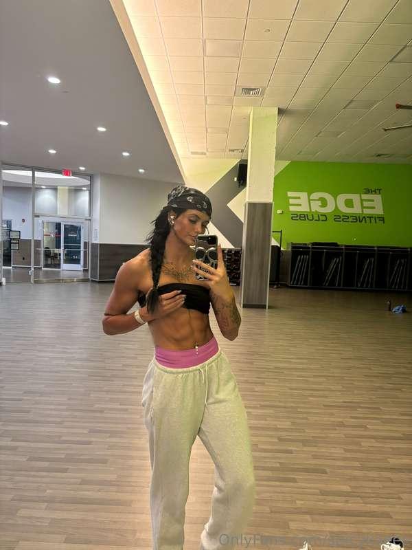 did someone say post sweaty gym strip👀🤤