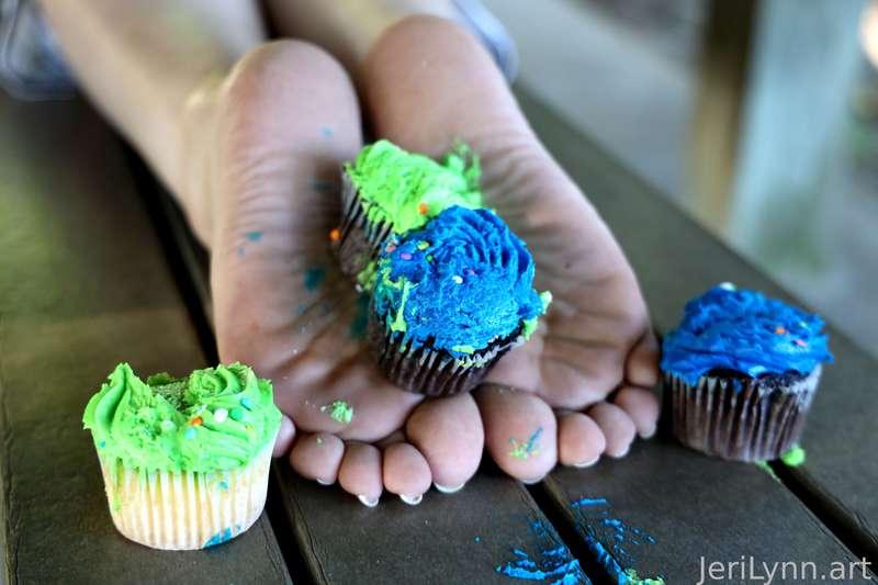 Serving up cupcakes on my soles. Lick the icing from my toes. 👅 👣

#feet #footfetish #toes #soles #foodfetish #pedicure #feetfetish #footgoddess #footworship
