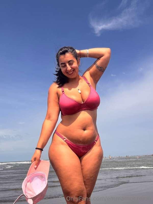 Perfect day to chill at the beach 💗 Next time, we’re going s..