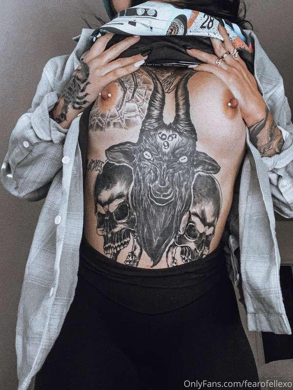 Do you like tatted girls? 🖤🙈