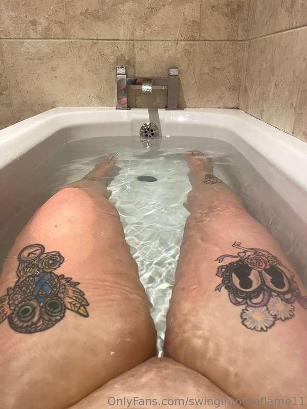 Hotel bath, who would like to get in with me? 😏