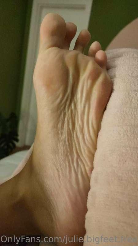 Lick my wrinkly sole 😏

Sub to my VIP page to see a lot more..