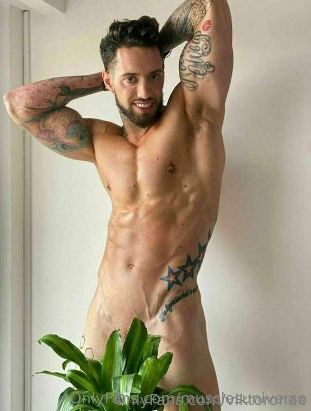 Personal trainer ViktorOnee from Argentina fucks a lot of bo..