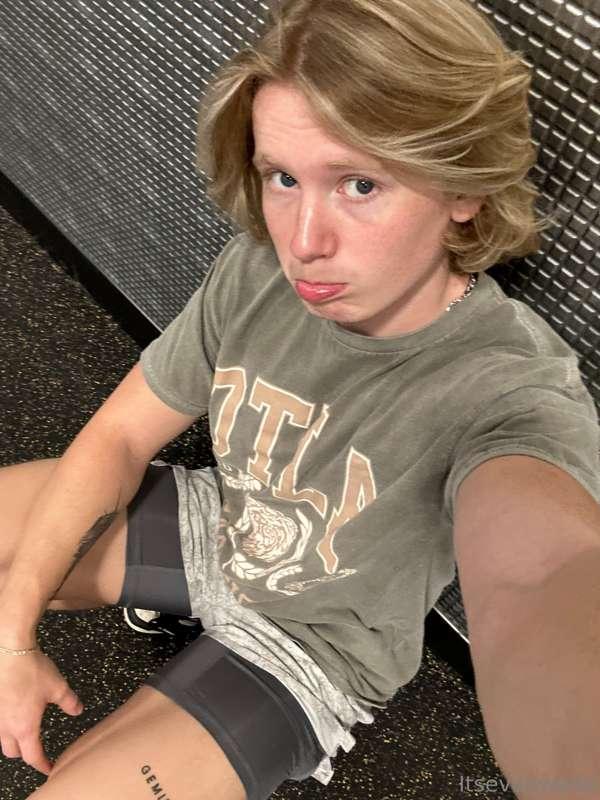 Arm day in the gym 😅