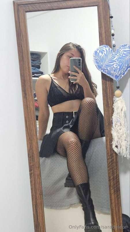 I love this type of outfit. Do you like this skirt? 😌👌