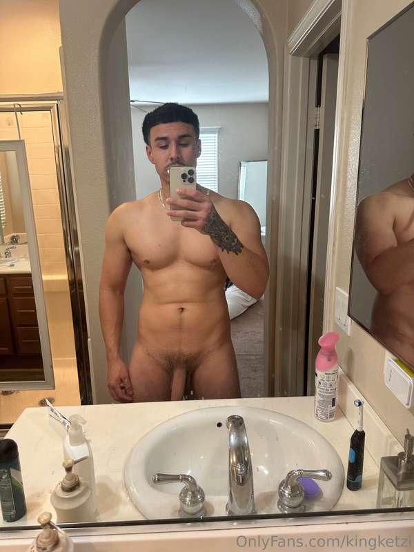 Good morning 😏

(If I say good morning say it back.)