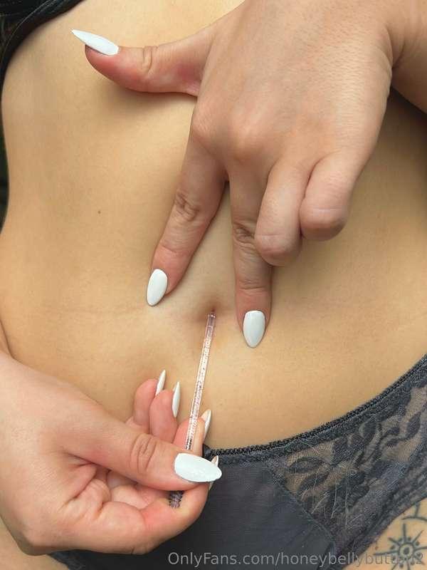 opening my little belly button so you can poke me 😍🤤😮‍💨😋😈