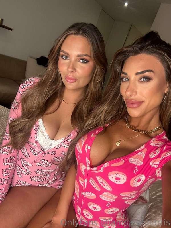 GOING LIVE IN 30 mins!! Just popped a bottle with my girls ❤..