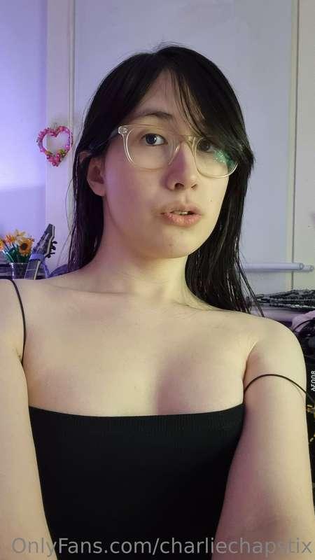 I got a new top, how do I look? 💛
