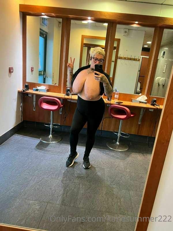 Happy Monday. Tits out gym kind of morning . Have a great we..