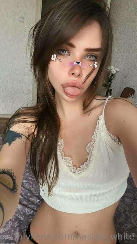 Text her 👉@karolina_mew , she's online right now 🔞
Lick me a..