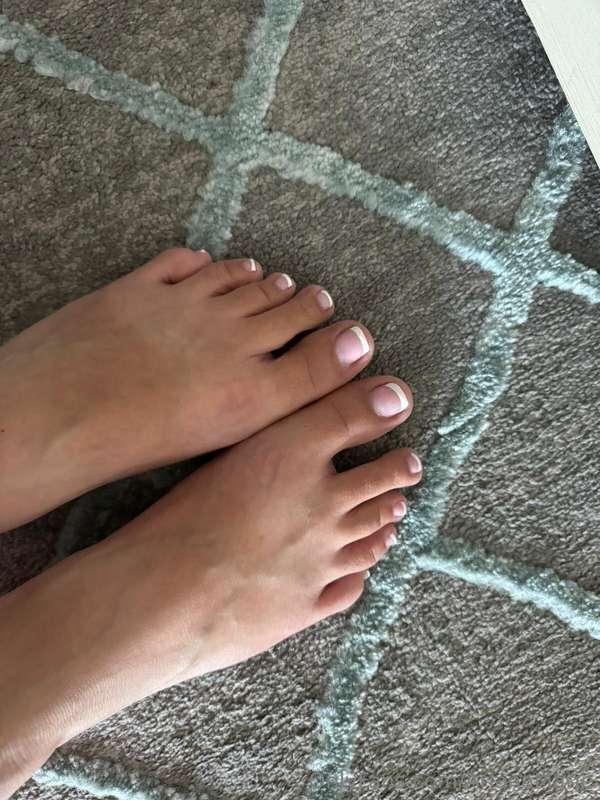 I took BRAND NEW photos of my cute french tip painted toes!!..