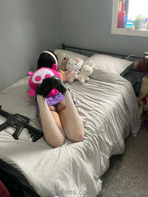 Ahh omg what r u doing in my room GET OUT!!! 😜
