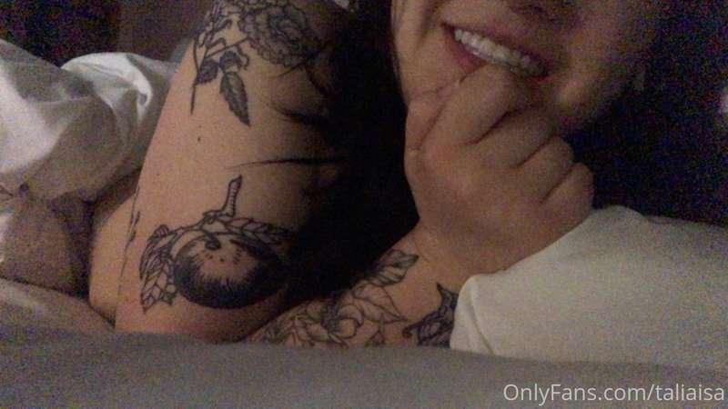 such a sleepy girl tonight 😴🖤 

leave me something sweet/nic..