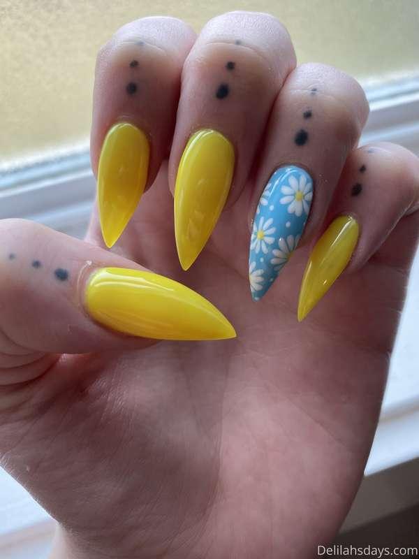 Look at my new nails! ☀️