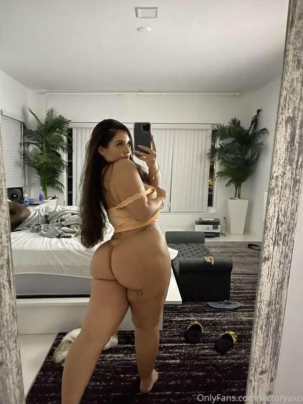 Mirror, mirror on the wall, who's got the juiciest booty of ..