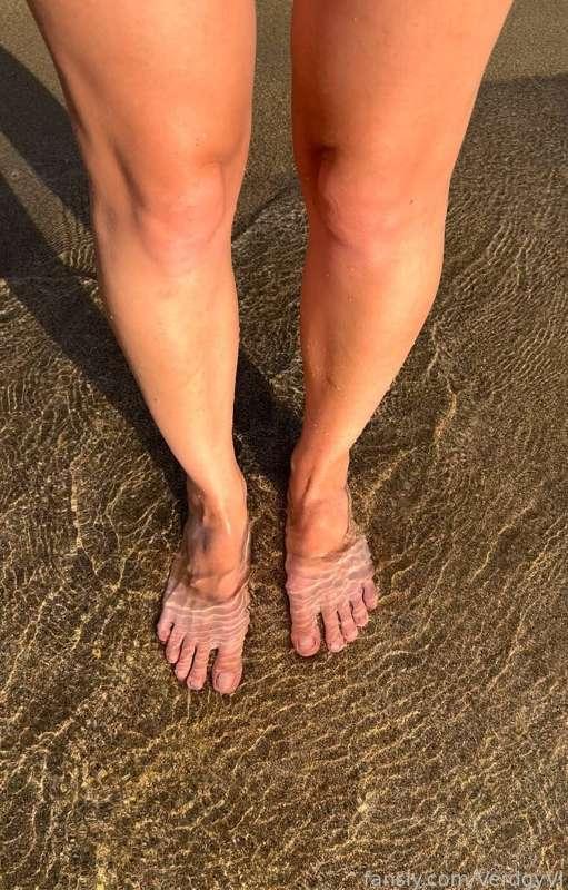 I play with my feet with sand and water.
#feet #toes #soles #godness #fyp 
