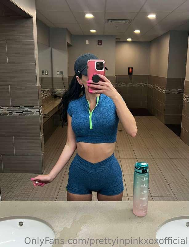 Do we like my new workout fit?😇💙💚💪🏼