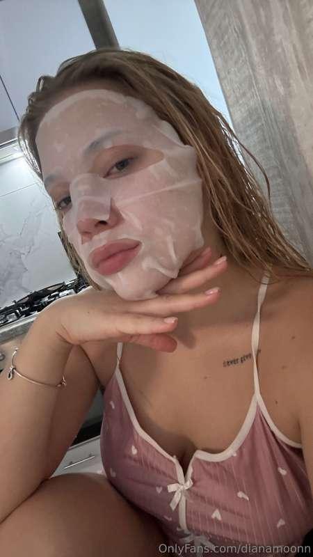 Don't forget to take care of your face before going to bed. ..