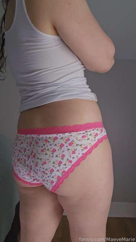 Is the print too young for my 40 year old ass 😊 
#panties #booty #ass #curvy #young #milf